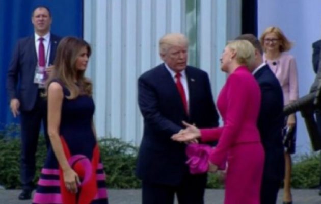 Στο… περίμενε άφησε τον  Τραμπ η πρώτη κυρία της Πολωνίας – Χαιρέτησε πρώτα τη Μελάνια (βίντεο)