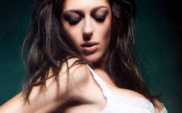 Η Φλορίντα Πετρουτσέλι με άσπρο μαγιό και όποιος αντέξει (φωτο)