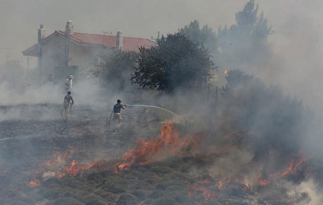 Κατακαίει ότι βρει στο διάβα της η φωτιά στην Ανατολική Αττική – Σύσκεψη υπό τον Σκουρλέτη