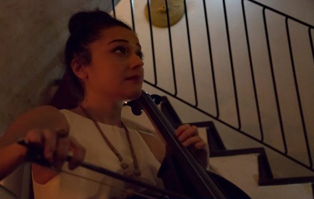 Τούρκοι αστυνομικοί πλάκωσαν στο ξύλο γνωστή μουσικό γιατί νόμιζαν ότι κουβαλούσε βόμβα