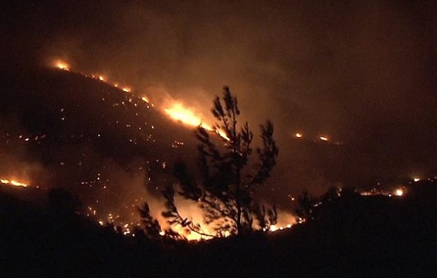 Καίγονται τα Κύθηρα: Ανεξέλεγκτη η φωτιά απειλεί σπίτια – Εκκενώθηκε οικισμός