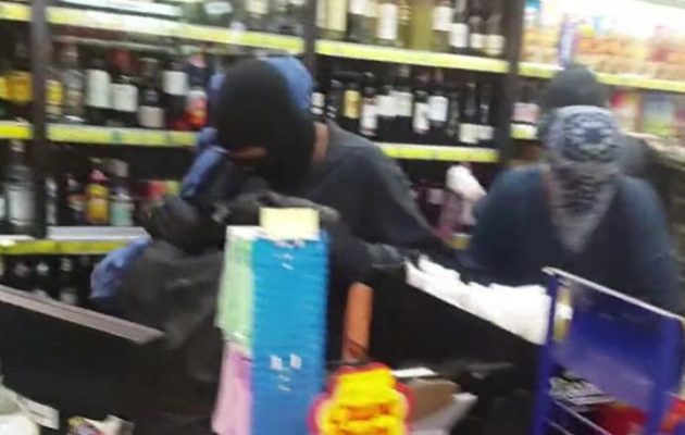 Κουκουλοφόροι «λεηλατούν» σούπερ μάρκετ στα Εξάρχεια και το καταγράφουν σε βίντεο