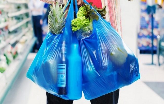 Πόσο θα χρεώνονται οι πλαστικές σακούλες – Τι αλλάζει στους πάγκους των Σούπερ Μάρκετ