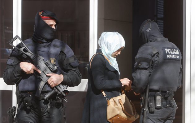 Συνεχίζεται το ανθρωποκυνηγητό για τους τζιχαντιστές του ISIS που χτύπησαν στην Καταλονία