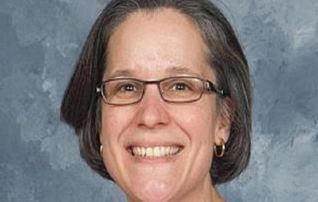 Αχόρταγη 44χρονη δασκάλα το “έκανε” με 15χρονο στη μπανιέρα του σπιτιού της!