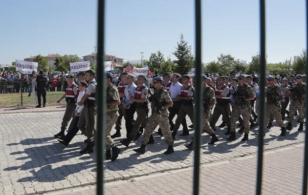 Σόου στη δίκη για το τουρκικό πραξικόπημα: Θέλουμε θανατική ποινή στους προδότες