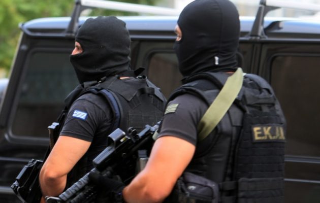 Μεγάλη επιχείριση της Αντιτρομοκρατικής – Συλλήψεις, γιάφκες, όπλα – Τα καλάσνικοφ δείχνουν «Επαναστατική Αυτοάμυνα»