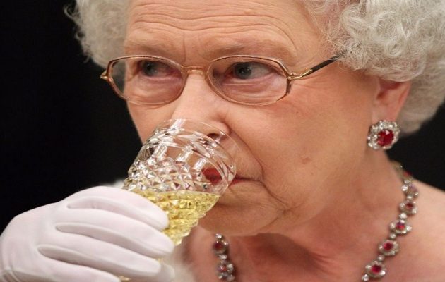 Το «τσούζει» στα 91 της η Βασίλισσα Ελισάβετ – Τι αποκάλυψε πρώην σεφ του παλατιού