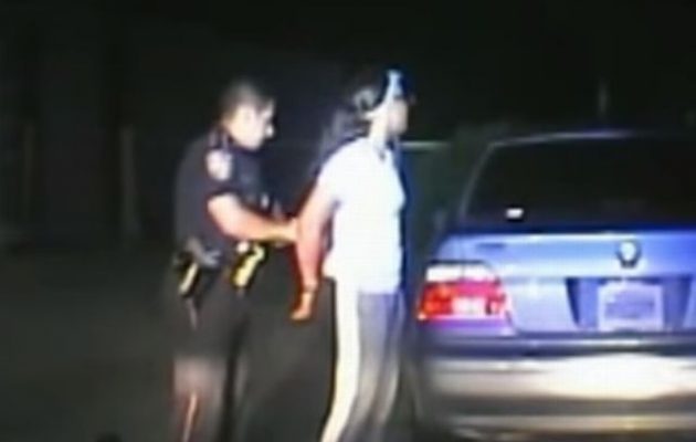 Αστυνομικοί στο Τέξας έψαχναν επί 11 ολόκληρα λεπτά τον… κόλπο 23χρονης μαύρης φοιτήτριας (βίντεο)