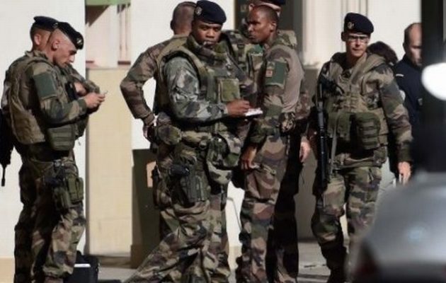Συνελήφθη ο δράστης που έπεσε με αυτοκίνητο σε Γάλλους στρατιώτες στο Παρίσι