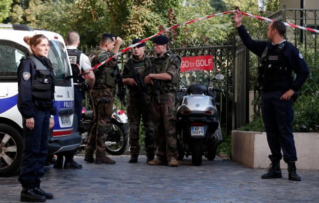 Έξι Γάλλοι στρατιώτες τραυματίες από αυτοκίνητο που έπεσε πάνω τους στο Παρίσι