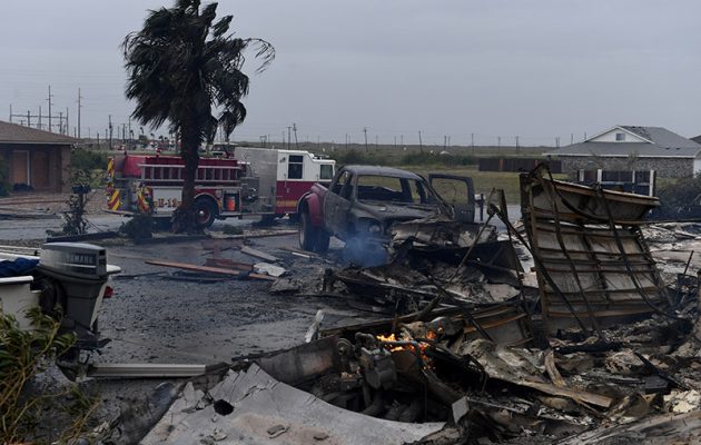 Γκρέμισε σπίτια στο Τέξας ο τυφώνας Χάρβεϊ και άρχισε να… εξασθενεί