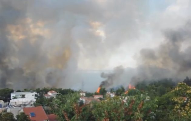 Σε πύρινη κόλαση ο Κάλαμος – Η φωτιά έκαψε σπίτια (βίντεο)