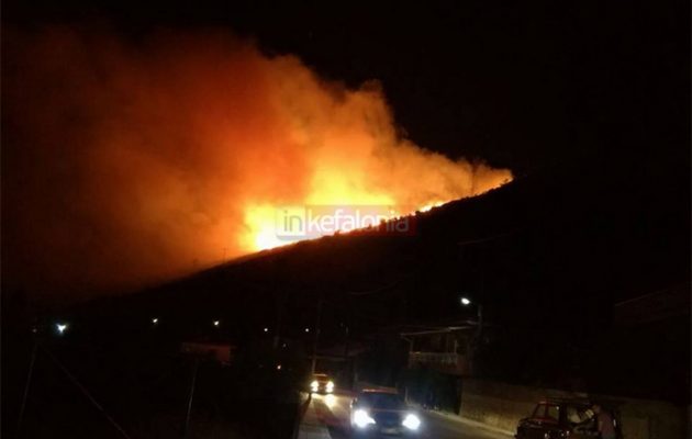 Καίγεται η Κεφαλονιά: Σχέδιο εκκένωσης των χωριών Λουρδάτα και Σιμωτάτα