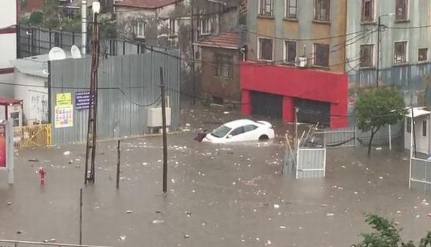 Σφοδρή καταιγίδα “έπνιξε” την Κωνσταντινούπολη (βίντεο)