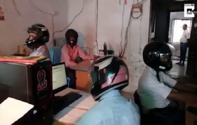 Δημόσιοι υπάλληλοι στην Ινδία  φοράνε κράνη γιατί… πέφτει το ταβάνι (βίντεο)