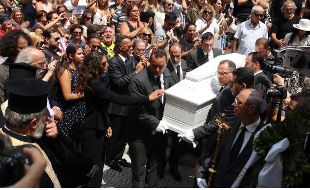 Πλήθος κόσμου στο ύστατο αντίο στη Ζωή Λάσκαρη – Λύγισε ο Λυκουρέζος (βίντεο)