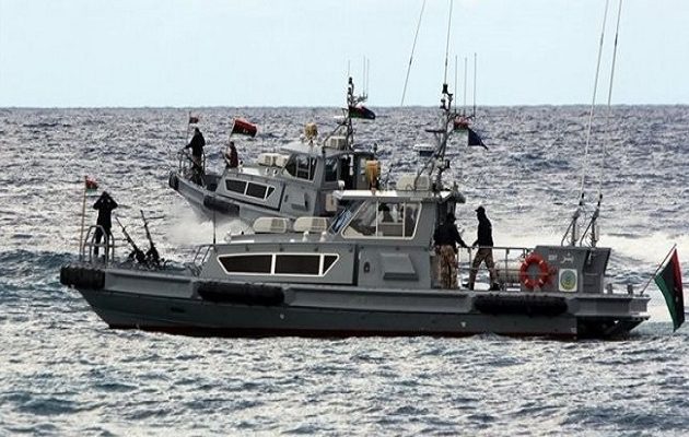 To λιβυκό Πολεμικό Ναυτικό  απαγορεύει στα ξένα πλοία να επιχειρούν κοντά στις ακτές της χώρας