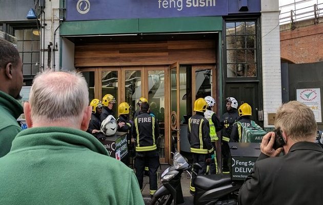Τρεις τραυματίες από παγιδευμένο φάκελο σε εστιατόριο του Λονδίνου