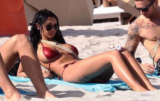 Η τηλεπερσόνα – φαντασίωση των Γάλλων με τα αδιανότητα προσόντα  ήρθε στη Μύκονο (φωτο)