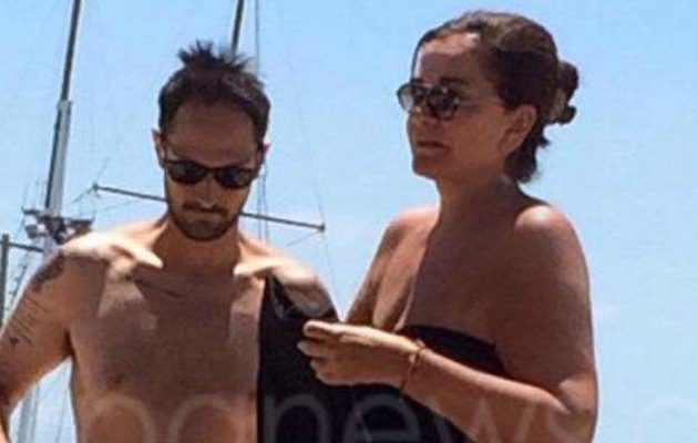 Τα μπάνια της Ντόρας – Δείτε τη να χαλαρώνει με μαγιό στην παραλία (φωτο)