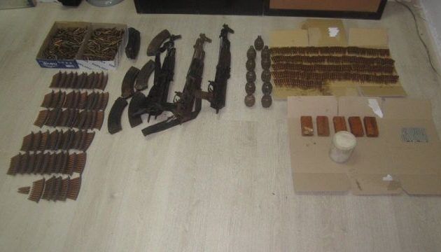 Πολεμικός οπλισμός πιάστηκε στα ελληνοαλβανικά σύνορα – Καλάσνικοφ-χειροβομβίδες (φωτο)