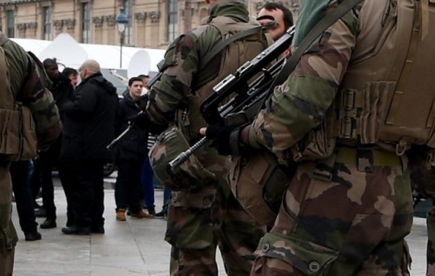 Αυτοκίνητο έπεσε πάνω σε Γάλλους στρατιώτες στο Παρίσι – Πολλοί τραυματίες