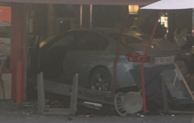 Ο οδηγός που έπεσε με αυτοκίνητο σε πιτσαρία στο Παρίσι είχε κατάθλιψη