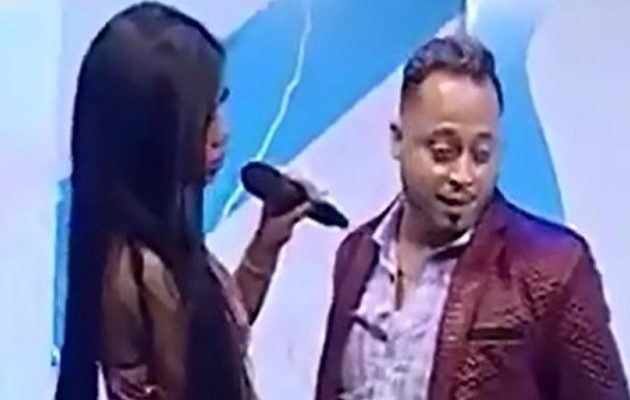 Παρουσιάστρια έπιασε στον αέρα  τα γεννητικά όργανα του συμπαρουσιαστή της! (βίντεο)