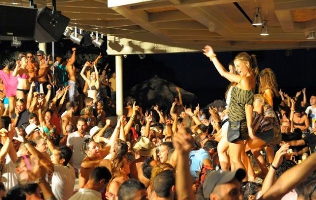 Σάλος στη Μύκονο: Η αστυνομία θέλει να “κλείνει” η μουσική στα κέντρα διασκέδασης στις 3 τα ξημερώματα