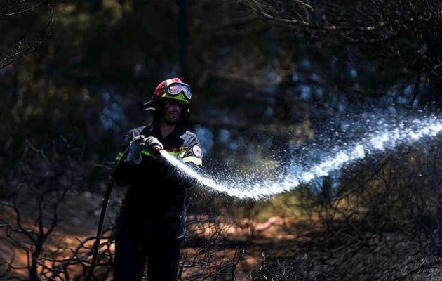 27 υδροφόρες και 7 χωματουργικά έχει στείλει η Περιφέρεια Αττικής στο πύρινο μέτωπο