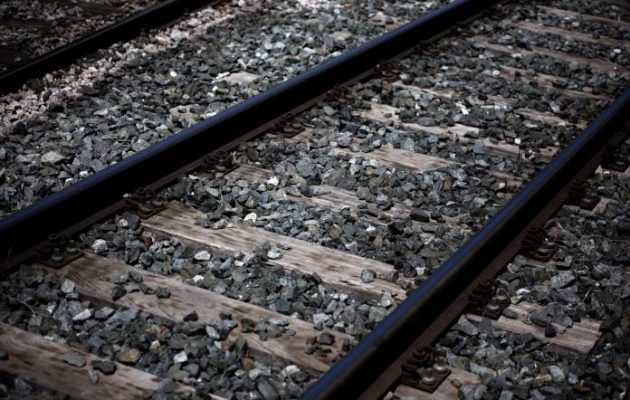 Τραγωδία στα Οινόφυτα: Φαντάρος παρασύρθηκε από τρένο