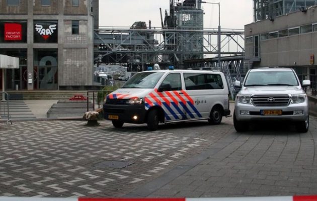 Η ολλανδική Αστυνομία ανακρίνει τον οδηγό του βαν με τις φιάλες