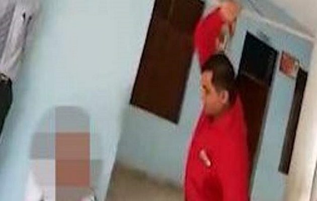 Απίστευτη βιαιότητα: Διευθυντής σχολείου στην Ινδία βαράει μαθητές με ραβδί  (βίντεο)