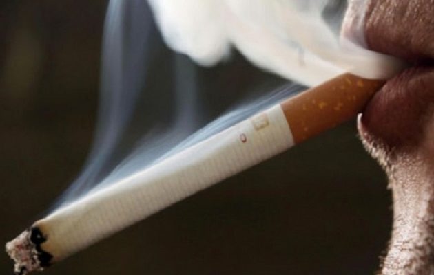 Προειδοποιούν οι ειδικοί: Αυξημένος κίνδυνος να προσβληθούν από κοροναϊό οι καπνιστές