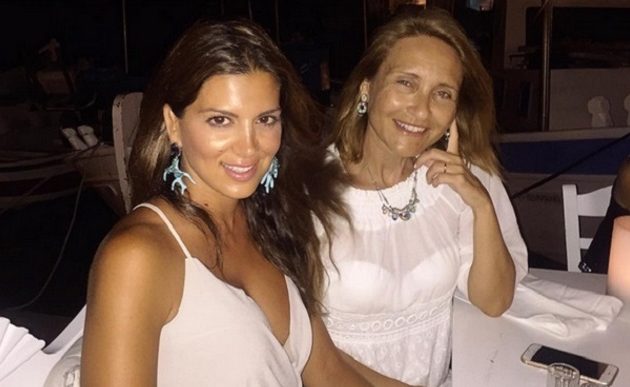 Δείτε τη Μάρα Ζαχαρέα και τη Σταματίνα Τσιμτσιλή με τα μαγιό τους στην Πάρο (φωτο)