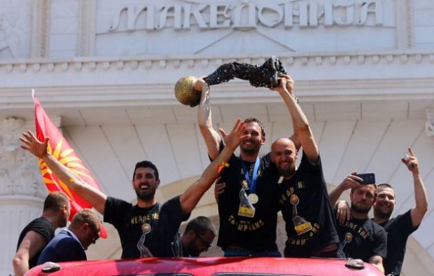 Παράνομο πανηγυρισμό με τον Ήλιο της Βεργίνας από παίκτες της VARDAR κατήγγειλε η Ελλάδα