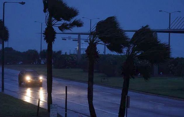 Τρόμος στο Τέξας από τον τυφώνα “Χάρβεϊ”: Εγκαταλείπουν τα σπίτια τους 6 εκατ. Αμερικανοί (βίντεο) Τρόμος στο Τέξας από τον τυφώνα “Χάρβεϊ”: Εγκαταλείπουν τα σπίτια τους 6 εκατ. Αμερικανοί (βίντεο)