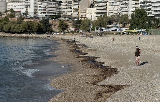 Το ΚΕΕΛΠΝΟ απαγορεύει το κολύμπι στις ακτές τις πετρελαιοκηλίδας για ένα χρόνο