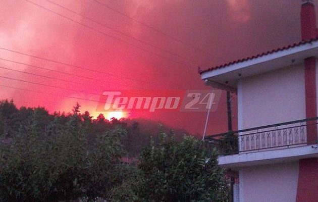 Μεγάλη φωτιά στην Αχαϊα: Εκκενώνεται χωριό,  κινδυνεύουν σπίτια