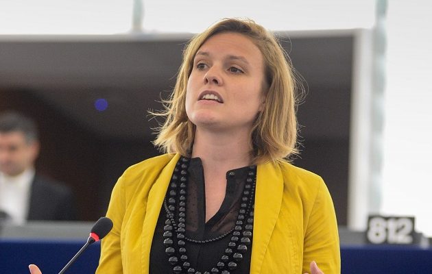 Γερμανίδα ευρωβουλευτής αφηγείται στην Ευρωβουλή πώς προσπάθησαν να τη βιάσουν  (βίντεο)