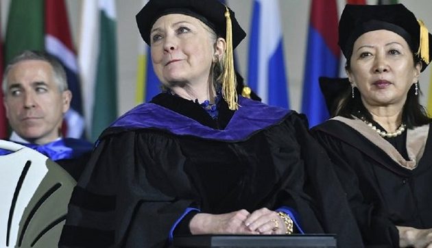 Αποχαιρετά η Κλίντον τον “πολιτικό στίβο”