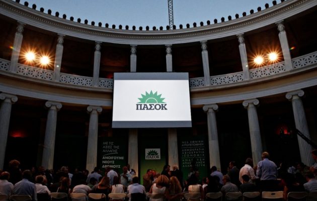 Στη συγκέντρωση της Φώφης στο Ζάππειο ο ΓΑΠ έκανε τον Δαντόν και έπαιζε… Καραγκιόζη