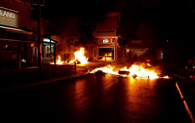 Δύο τραυματίες και ζημιές σε καταστήματα στις διαδηλώσεις για τον Φύσσα