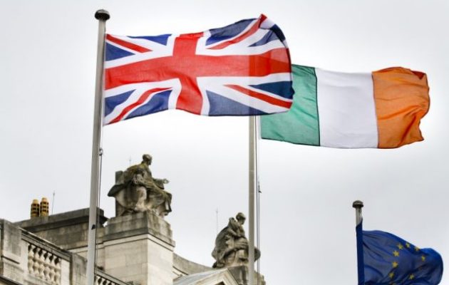 Η ΕΕ θα απαιτήσει από τη Βρετανία να βρει λύση στα σύνορά της με την Ιρλανδία