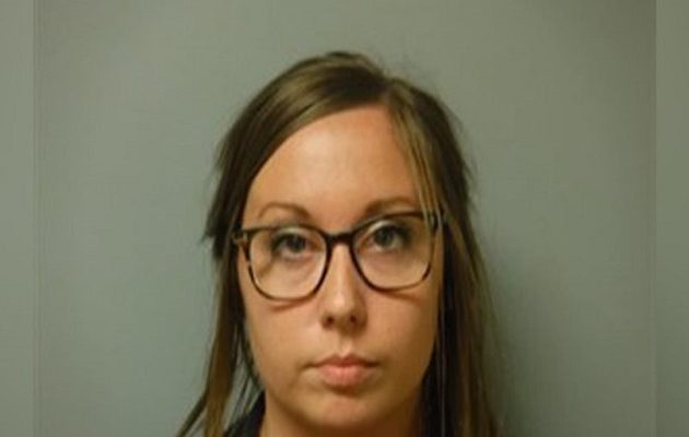 Aχόρταγη παντρεμένη δασκάλα το “έκανε” με τέσσερις έφηβους μαθητές της