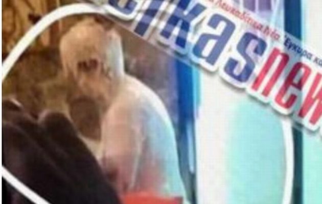 Δείτε την Εφοριακό που περιέλουσε οργισμένος καταστηματάρχης με μείγμα κρέπας (φωτο)