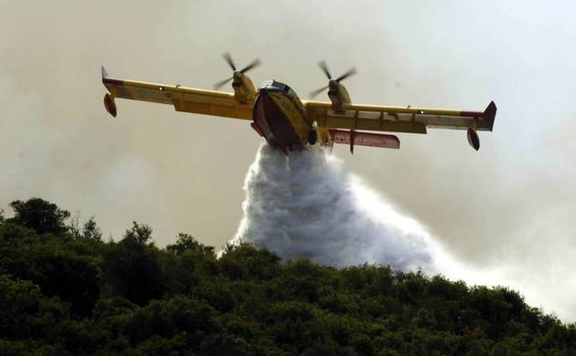 Μαίνεται το πύρινο μέτωπο στη Λιμνιά Καβάλας – Επιχειρούν εναέρια μέσα