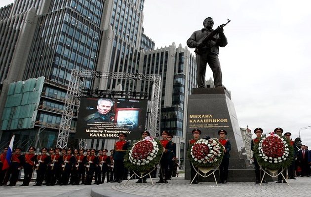 Το Καλάσνικοφ έγινε… άγαλμα στη Μόσχα (φωτο)