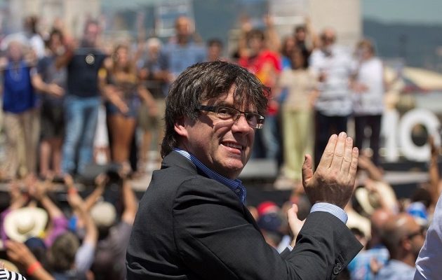 Η ισπανική κυβέρνηση απειλεί να καθαιρέσει τον Καταλανό πρόεδρο αν διεξάγει το δημοψήφισμα